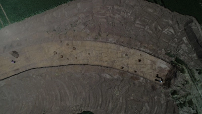 Im gelben Lössboden sind die über 2.000 Jahre alten Hausgrundrisse gut erkennbar. (Foto: LWL-Archäologie für Westfalen/Arne Koch)