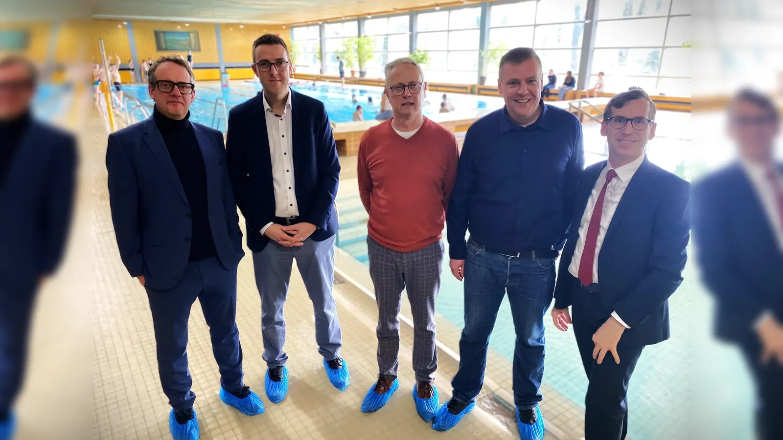 Im Warburger Hallenbad (v.l.) Leander Sasse (Geschäftsführer der Stadtwerke Warburg), Andreas Niggemeyer (1. Beigeordneter), Stefan Bosse, Thorsten Müller (neuer Bäderbetriebsleiter) und Bürgermeister Tobias Scherf. (Foto: Stadt Warburg)