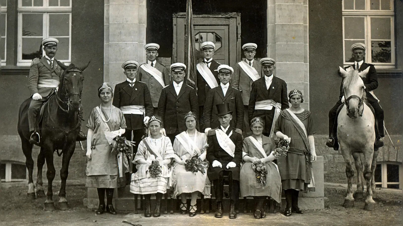 Schützenfest 1925, Jungschützenvorstand und Königspaar Josef Vandieken und Toni Wolff (Foto: Schützenverein Bredenborn Archiv)