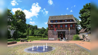 Die ehemalige Schulenburg und das heutige Münchhausen-Museum in Bodenwerder mit dem Brunnenplatz davor. (Foto: Samtgemeinde Bodenwerder-Polle/Agentur LeoDesign)