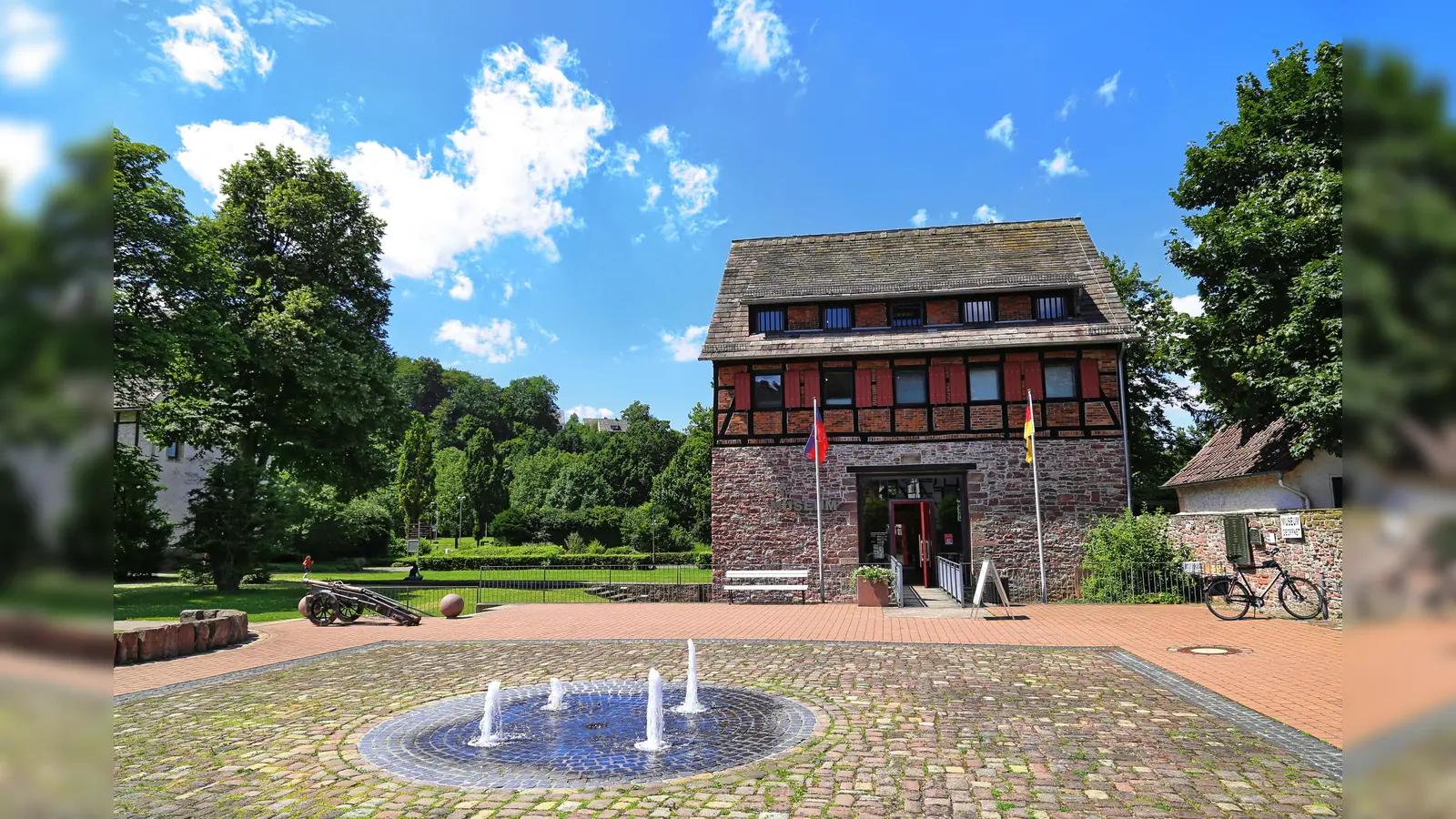Die ehemalige Schulenburg und das heutige Münchhausen-Museum in Bodenwerder mit dem Brunnenplatz davor. (Foto: Samtgemeinde Bodenwerder-Polle/Agentur LeoDesign)
