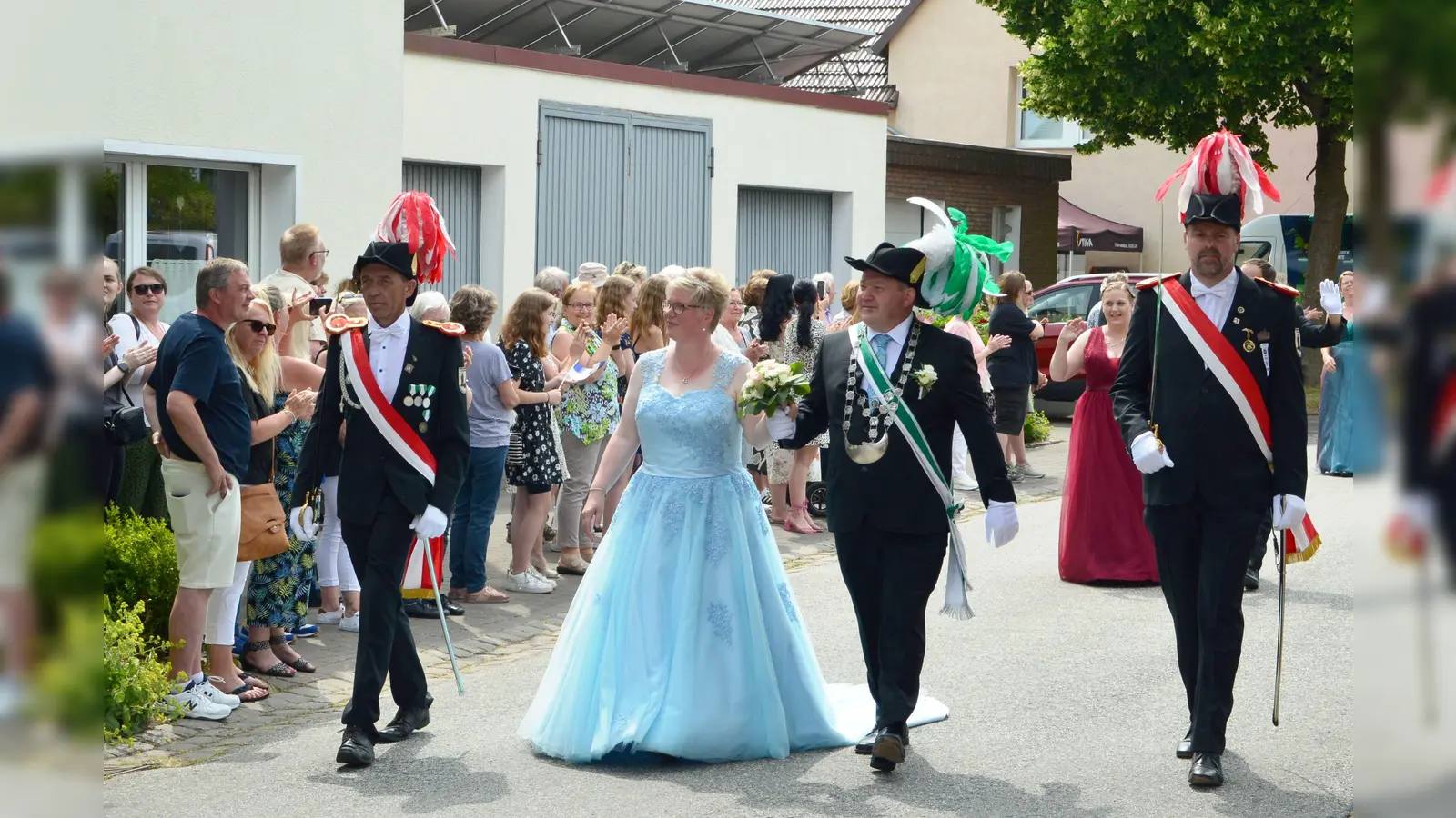 Das Königspaar Reinhard und Christiane Bobbert beim Festzug. Foto: Monika Holländer<br><br> (Foto: Monika Holländer)