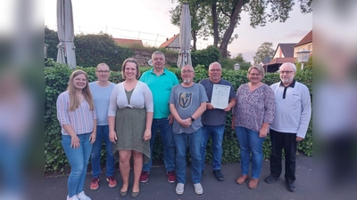 (v.l.) Lena Himmelmann, Carina Winzer, Dorothee Bernhardt, Uwe Himmelmann, Oliver Umbach, Ehrenmitglied Frank Götte, Sabine Bürger, Heinrich Neutze. (Foto: privat)