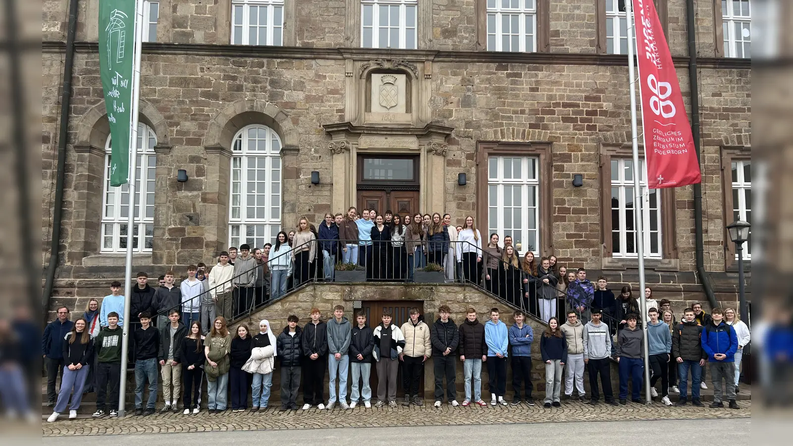 Als intensiv und zugleich erfüllend erlebten sie die Besinnungstage: die Klassen 9 des Gymnasiums St. Xaver zusammen mit ihren Klassenlehrenden vor dem Haupthaus in Hardehausen. (Foto: privat)