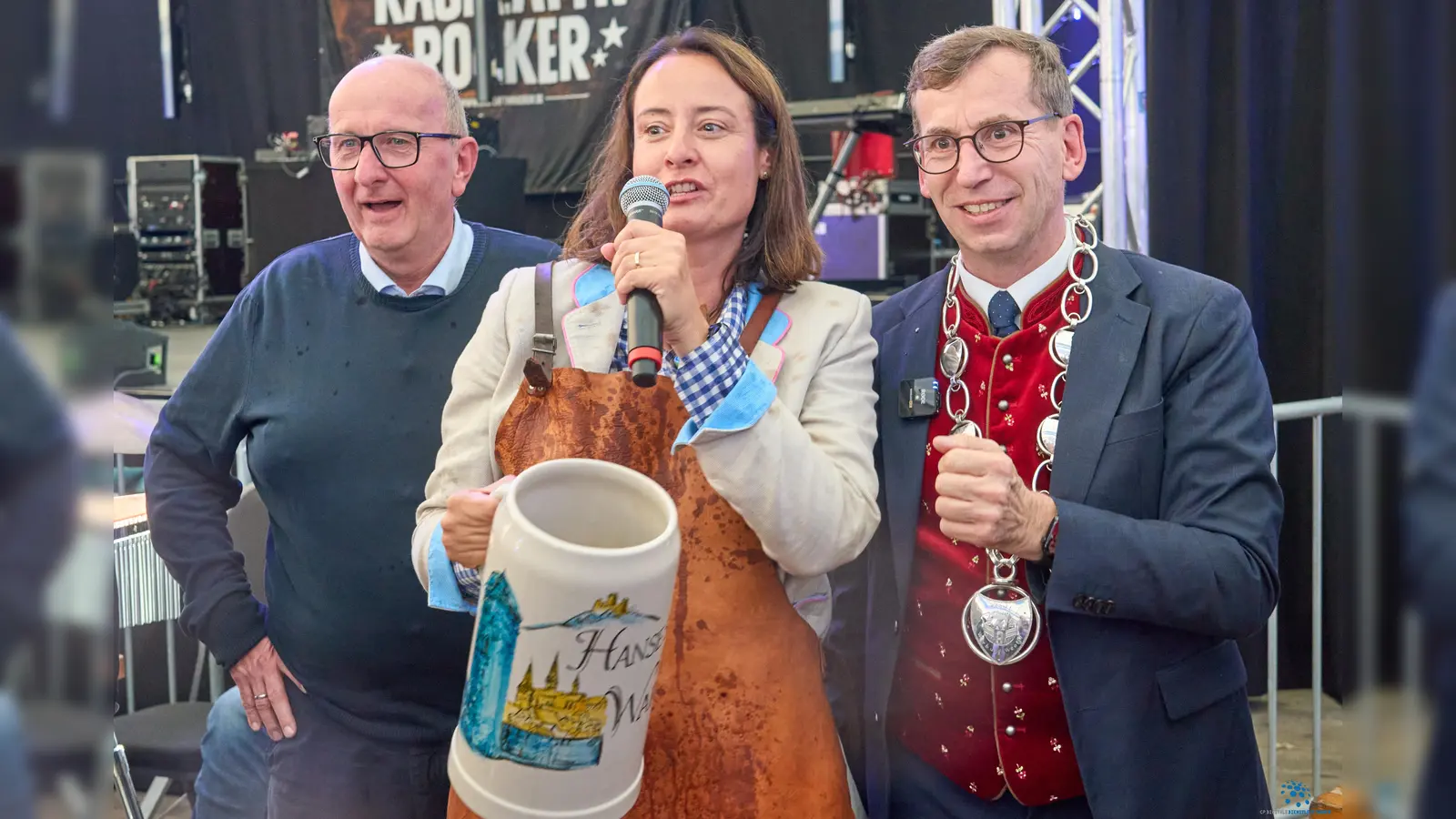 Selbstverständlich muss die Schirmherrin auch das erste Bier verkosten. (Foto: Stefan Bönning)