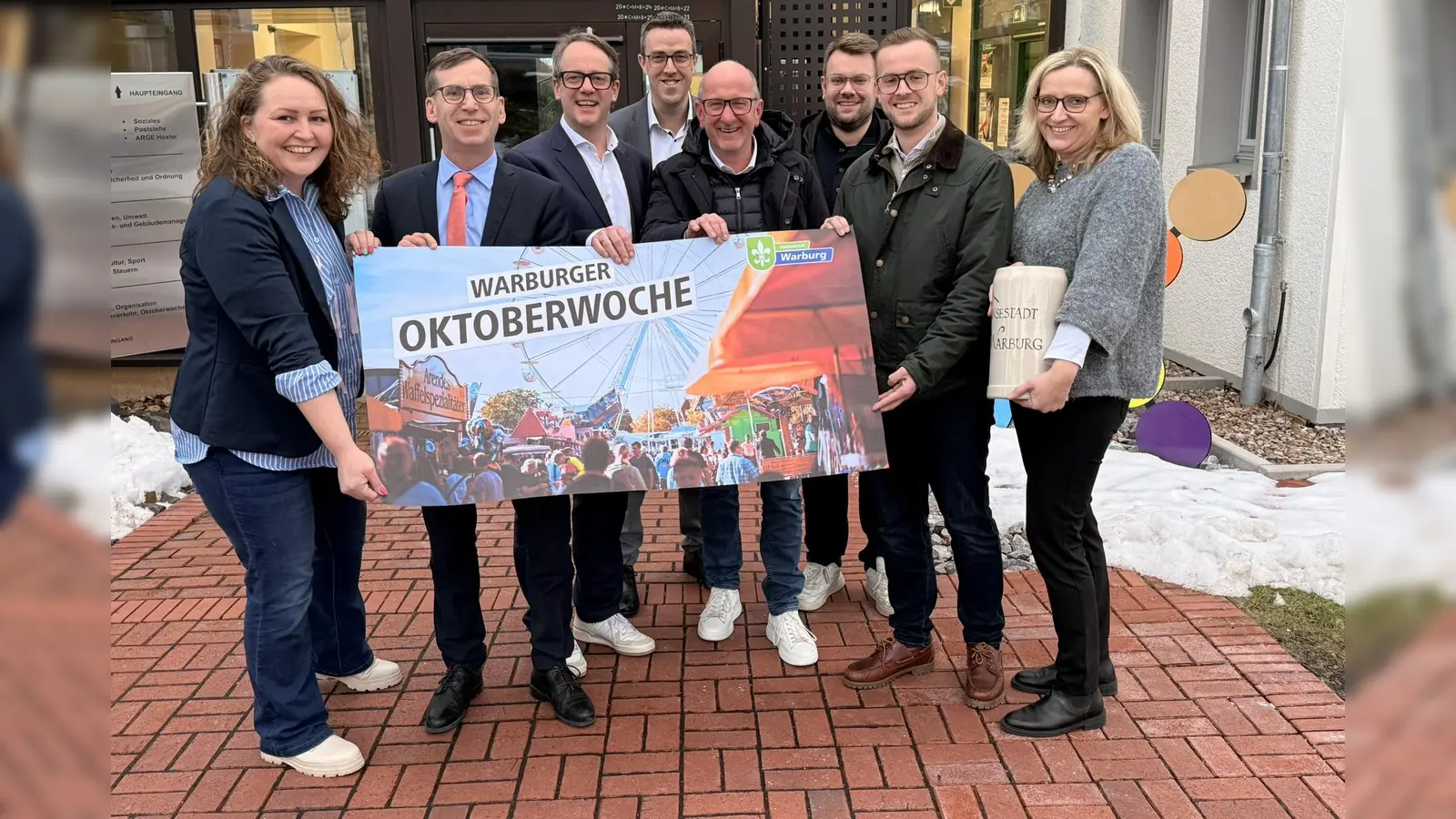 Gemeinsame Vorfreude auf die 77. Warburger Oktoberwoche: Organisatorin Kristina Imhoff (von links), Bürgermeister Tobias Scherf, Stadtwerke-Geschäftsführer Leander Sasse, 1. Beigeordnete Andreas Niggemeyer, die neue Festwirt-Familie Markus Köster und seine Söhne Nils und Silas Köster sowie Organisatorin Melanie Glade. (Foto: Stadt Warburg)