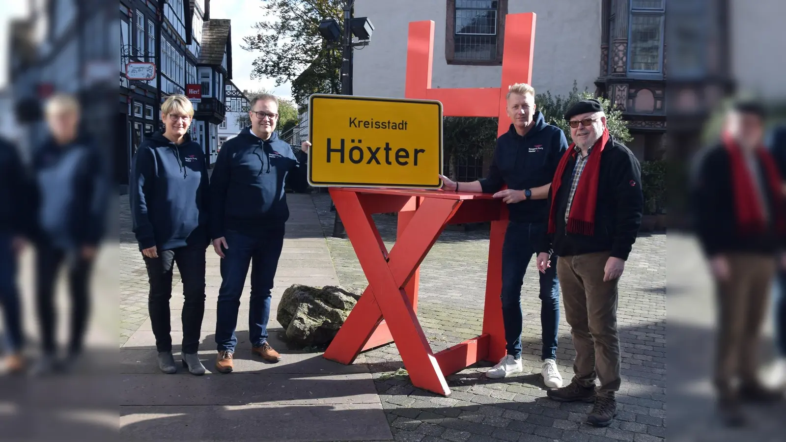 V.l.: Claudia Pelz-Weskamp, Christoph Missing und Markus Finger vom Vorstandsteam der Bürgerstiftung Höxter freuen sich zusammen mit Stadtführer Wilfried Henze auf den Neubürgerempfang. (Foto: Bürgerstiftung Höxter)