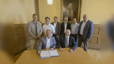 Arbeiten zukünftig zusammen an einem Vorsorgekonzept für Starkregen: (v.l.) Bürgermeister Christian Belke, Landrat Michael Schünemann, Tino Wenkel (SG Boffzen), Sebastian Rode (SG Bodenwerder-Polle), Wolfgang Anders (SG Eschershausen-Stadtoldendorf), Kreisbaurat Ralf Buberti, Stephan Willudda (Flecken Delligsen) und Thomas Junker (SG Bevern). (Foto: Landkreis Holzminden)