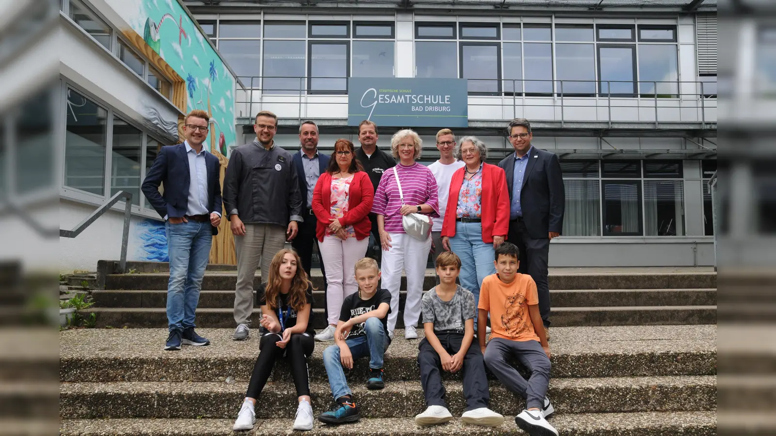 V.l.: Daniel Winkler (Bad Driburger Touristik), Benedikt Goeken (Goeken backen), Stefan Micus (Vereinigte Volksbank), Suzan Ochmann (Bad Driburger Naturparkquellen), Ingo Thiele (Veranstalter Summerbattles), Uta Hillgemann (Lder Gocke), Christoph Beklas-Deuling (Klassenlehrer Gesamtschule), Gisela Baumann (Abteilungsleitung Gesamtschule), Simon Tewes (Schulleiter Gesamtschule); unten: Nora Fehr, Mika Kemper, Nikolai Userdin und Alexandr Milovanov. (Foto: privat)