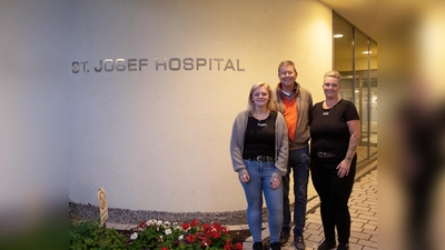 Die beiden Initiatorinnen Christin Nissen (links) und Janina Piwon freuen sich gemeinsam mit Dr. Florian Dietl über den gelungenen Start der neuen Selbsthilfegruppe.  (Foto: KHWE)