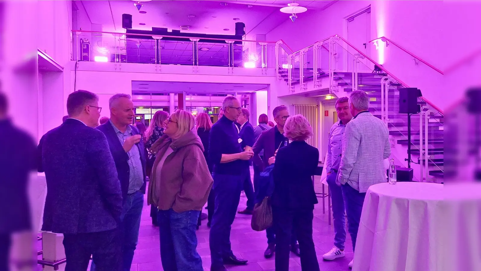 Rund 30 Partnerinnen und Partner aus Wirtschaft und Gesellschaft folgten der Einladung in die Stadthalle Holzminden. (Foto: Stadtmarketing Holzminden GmbH)