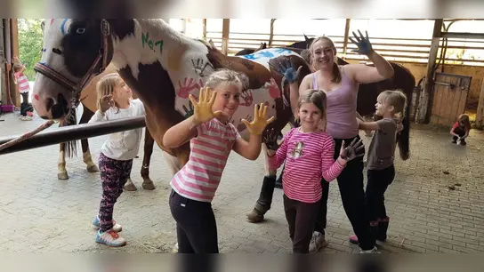 Maya Kukuk, Marika Weber, Svenja Mast und im Hintergrund Lena Bothe machte das Bemalen der Pferde Spaß. (Foto: Foto: RVD/Jeannine Strumpf)