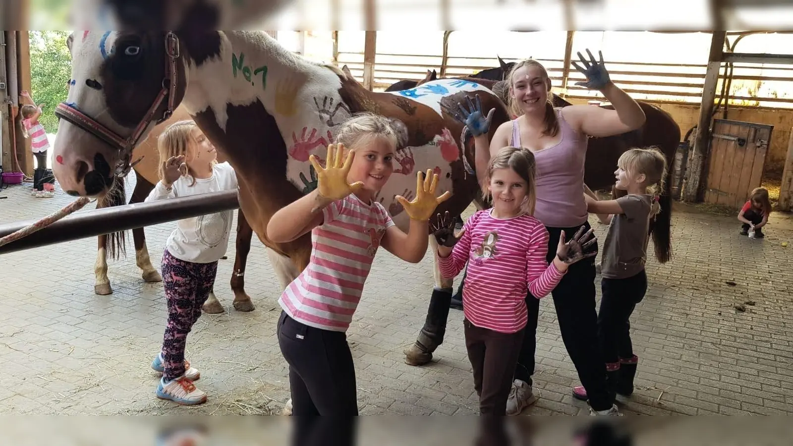 Maya Kukuk, Marika Weber, Svenja Mast und im Hintergrund Lena Bothe machte das Bemalen der Pferde Spaß. (Foto: Foto: RVD/Jeannine Strumpf)