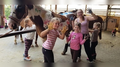 Maya Kukuk, Marika Weber, Svenja Mast und im Hintergrund Lena Bothe machte das Bemalen der Pferde Spaß. (Foto: Foto: RVD/Jeannine Strumpf)