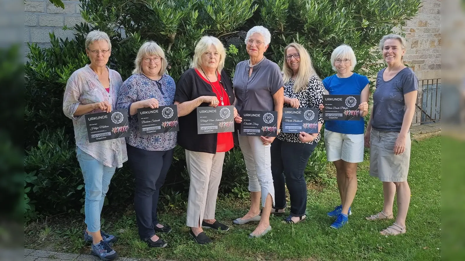 Eine Urkunde für zehn oder 20 Jahre aktive Chormitgliedschaft erhielten (v. l.) Helga Matheus, Barbara Siebrecht, Margit Meier-Lichtenthäler, Elisabeth Franz, Marita Burghardt, Maria Droste-Pilhofer, und (nicht im Bild) Christel Zanker, Michael Bexen, Dietmar Barkhausen und Gisela Koch). Die Chorleiterin Ghislaine Seyler (ganz rechts) freut sich über die Treue.  (Foto: Barbara Siebrecht)