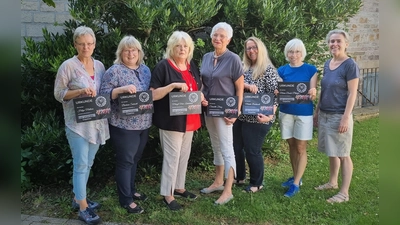 Eine Urkunde für zehn oder 20 Jahre aktive Chormitgliedschaft erhielten (v. l.) Helga Matheus, Barbara Siebrecht, Margit Meier-Lichtenthäler, Elisabeth Franz, Marita Burghardt, Maria Droste-Pilhofer, und (nicht im Bild) Christel Zanker, Michael Bexen, Dietmar Barkhausen und Gisela Koch). Die Chorleiterin Ghislaine Seyler (ganz rechts) freut sich über die Treue.  (Foto: Barbara Siebrecht)