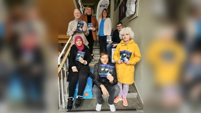 Georgina Lloyd und Claudia Gehle (oben Mitte, beide VHS) mit den Teilnehmern des AGH-Projekts. (Foto: VHS)