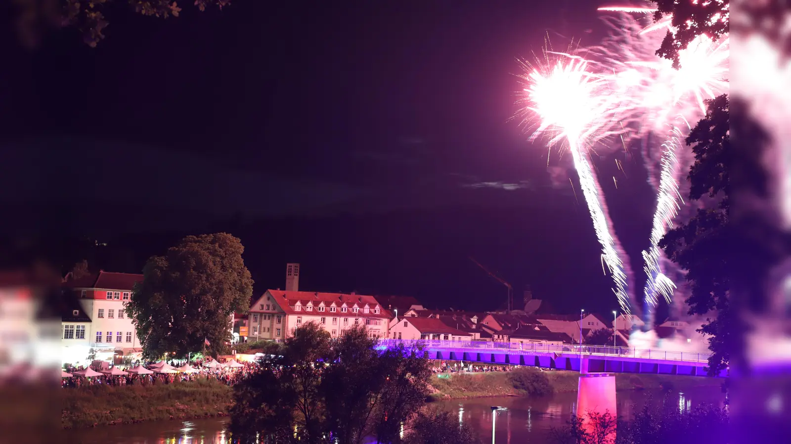 Das Brückenfeuerwerk ist der Höhepunkt.  (Foto: Weule)