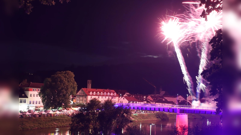 Das Brückenfeuerwerk ist der Höhepunkt.  (Foto: Weule)