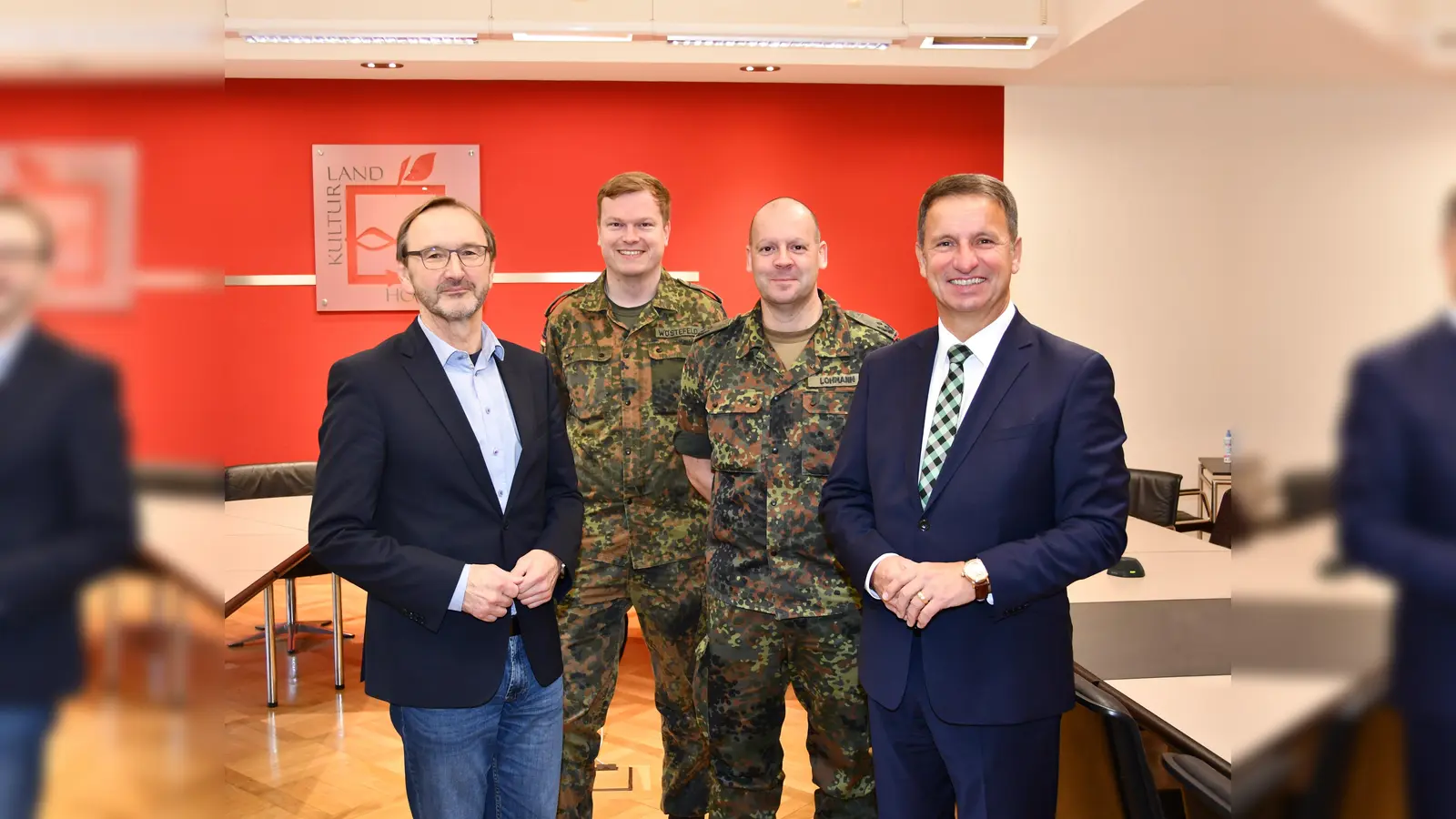 Landrat Michael Stickeln (r.) und Fachbereichsleiter Matthias Kämpfer (l.) begrüßten beim Antrittsbesuch im Kreishaus den neuen Leiter des Kreisverbindungskommandos Höxter, Oberstleutnant Oliver Lohmann (3.v.l.), und den Hauptmann der Reserve, Fabian Wöstefeld, und gratulierten ihnen zur neuen Aufgabe. (Foto: Kreis Höxter)