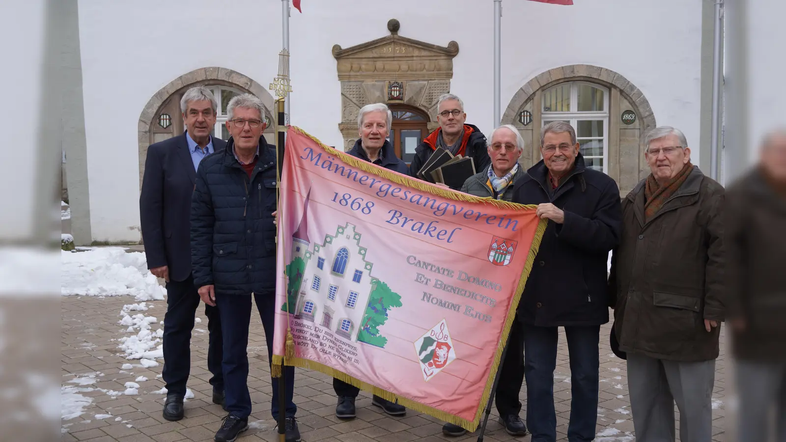 Bürgermeister Hermann Temme und Dirk Brassel von der Stadt nahmen die Vereinsfahne vom ehemaligen Vorstand des MGV für das Stadt-Archiv entgegen. (Foto: privat)
