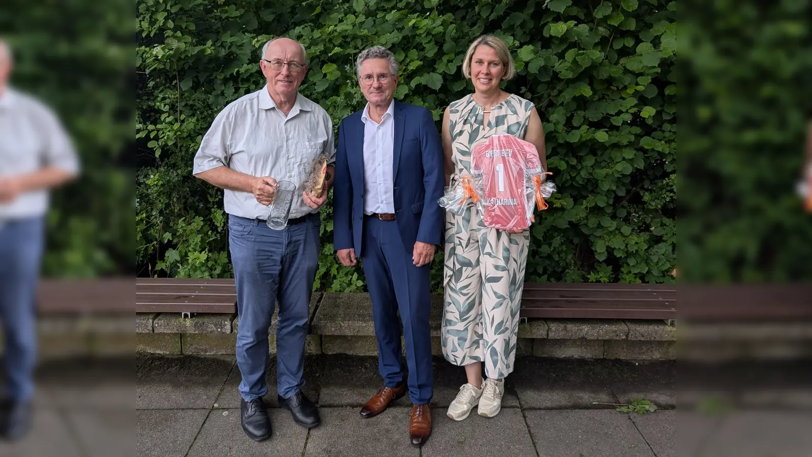 Der Schulleiter Benedikt Marpert verabschiedete Christoph Reichardt und Katharina Lönnecker.  (Foto: Gymnasium Beverungen )
