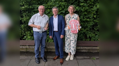 Der Schulleiter Benedikt Marpert verabschiedete Christoph Reichardt und Katharina Lönnecker.  (Foto: Gymnasium Beverungen )