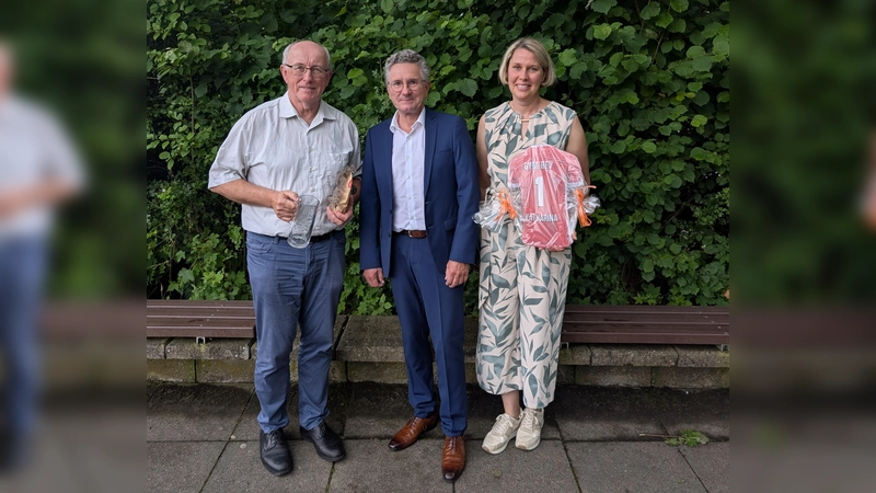 Der Schulleiter Benedikt Marpert verabschiedete Christoph Reichardt und Katharina Lönnecker.  (Foto: Gymnasium Beverungen )