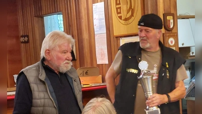 V.l.: Arthur Ostaptschuk (1. Vorsitzender) und Achim Zerreich, 1. Platz (Wanderpokal). (Foto: privat)