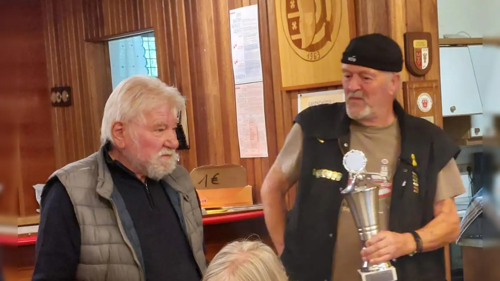 V.l.: Arthur Ostaptschuk (1. Vorsitzender) und Achim Zerreich, 1. Platz (Wanderpokal). (Foto: privat)