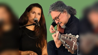 MAURA wird von Steve an der Gitarre begleitet (Foto: Kulturforum)
