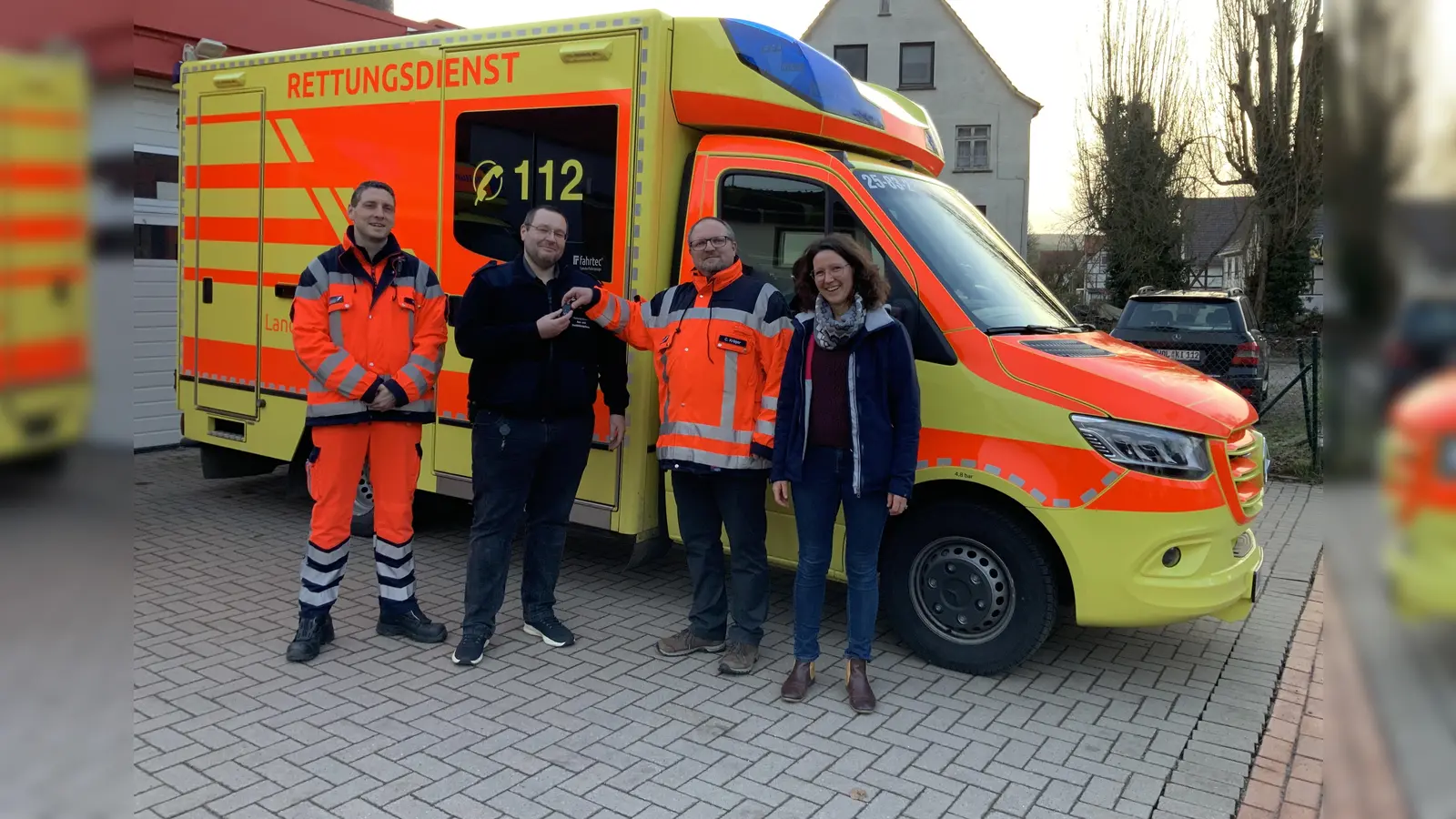 Übergabe des Fahrzeugs in Bodenwerder (v.l.): Fabio Hass (stellv. Rettungswachenleiter Rettungswache Bodenwerder), Heiko Klenke (Rettungswachenleiter Rettungswache Bodenwerder),<br>Carsten Krüger (Betriebsleiter Eigenbetrieb Rettungsdienst) und Jessica Streicher (Projektleitung im Rettungsdienst). (Foto: Landkreis Holzminden)