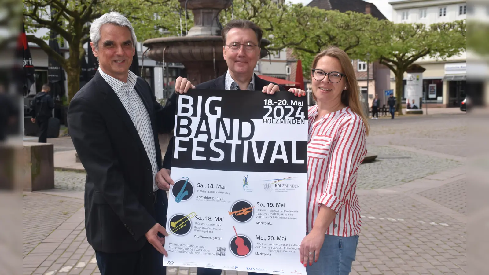 Musikschulleiter Alexander Käberich, sowie Inga Schaper (Teamleiterin Eventmanagement) und Volkmar Stanoschek, (Geschäftsführer Stadtmarketing Holzminden) freuen sich auf zahlreiche Besuchende. (Foto: Barbara Siebrecht)