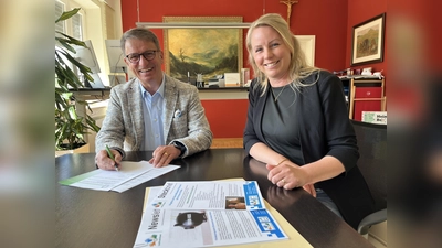Landrat Michael Stickeln und Katharina Serinelli, Ehrenamtsmanagerin des Kreises Höxter. (Foto: Kreis Höxter)