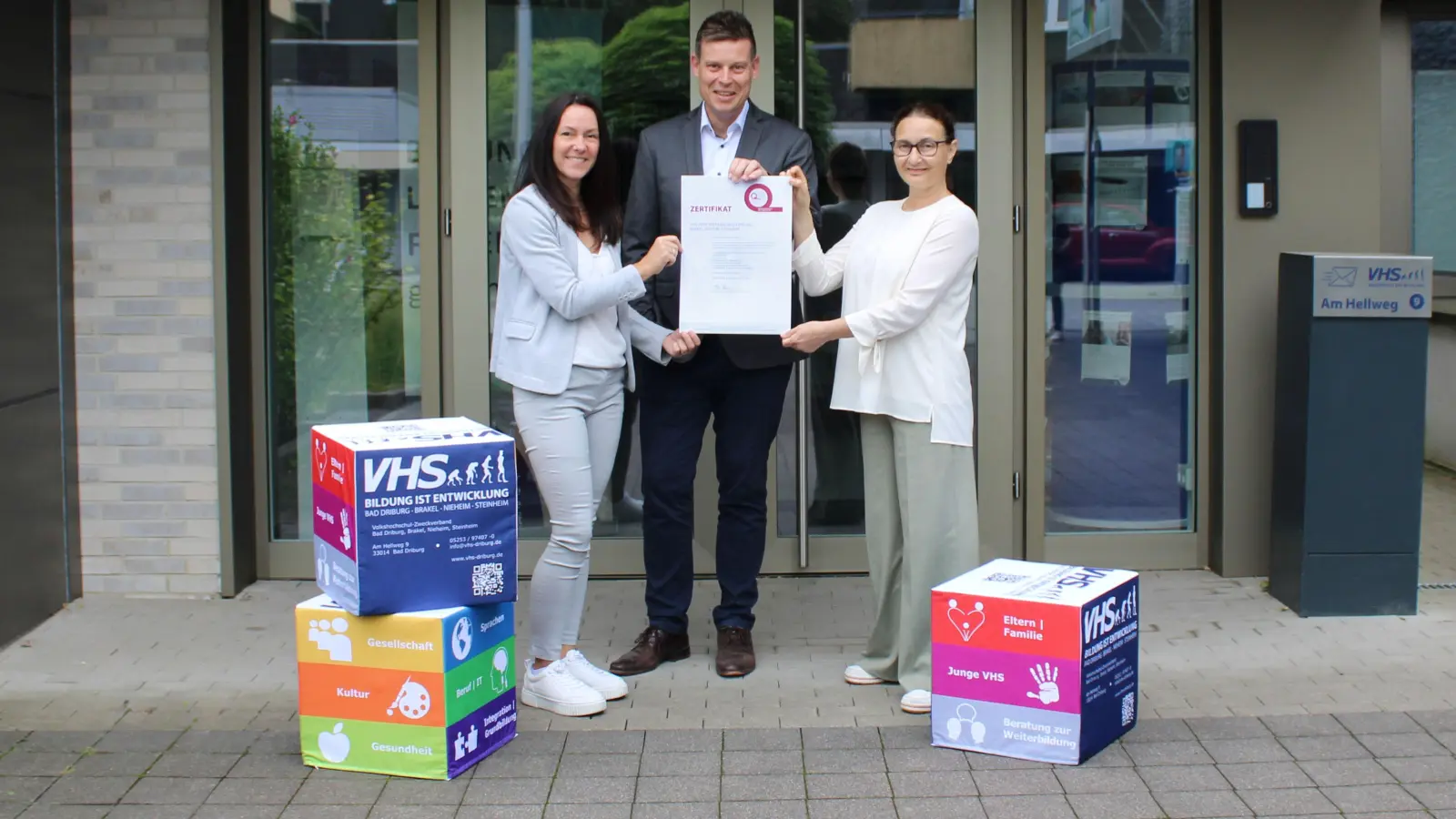 Michael Scholle (Mitte), Janine Brigant-Loke (links) und Dimitra Vovoli (rechts) freuen sich über die Erneuerung des Gütesiegels mit Gültigkeit für die kommenden drei Jahre. (Foto: privat)