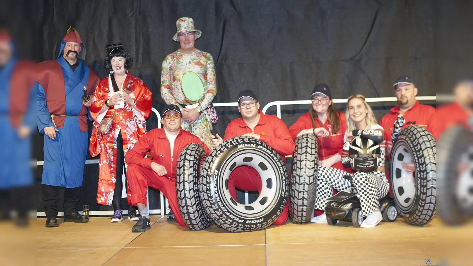 Die besten Kostüme des Abends wurden prämiert: (v.l.) Die erstplatzierten Andy und Sarah Loddington, Magnus Gährken auf Platz 3 und „Hümme Racing” (vorn kniend) mit dem 2. Platz. (Foto: Stefan Bönning)
