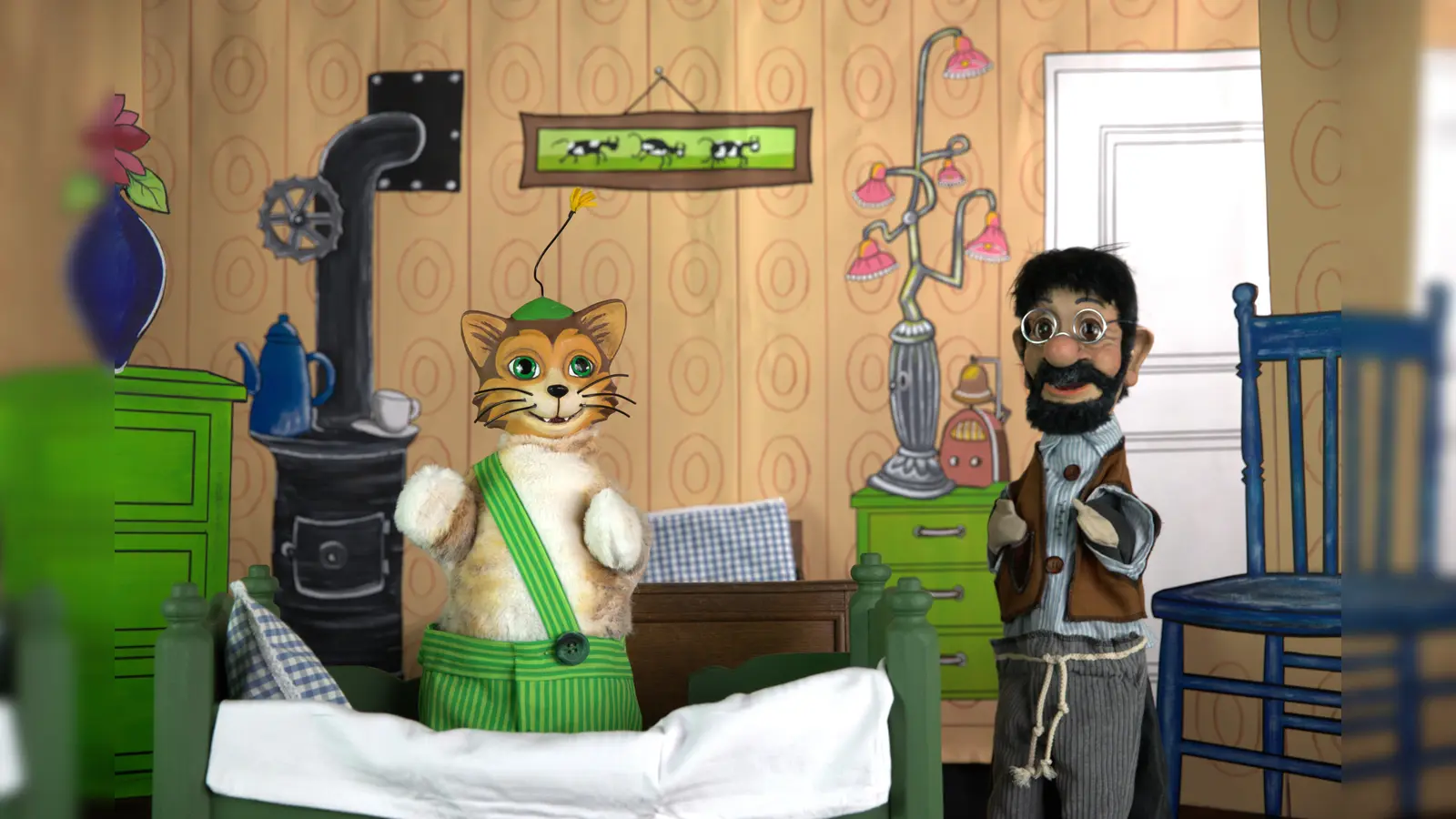 Der Kater Findus und Pettersson in ihrem Schlafzimmer. (Foto: A.?Nolting)