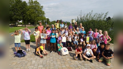 (v.l.) Alexandra Reen, Kathrin Flach (GS Lauenförde), Irmhild Pissors (Bücherei Beverungen) und Magdalena Börger (GS Lauenförde) freuen sich mit den Drittklässlern der Grundschule Lauenförde. (Foto: Beate Menge)