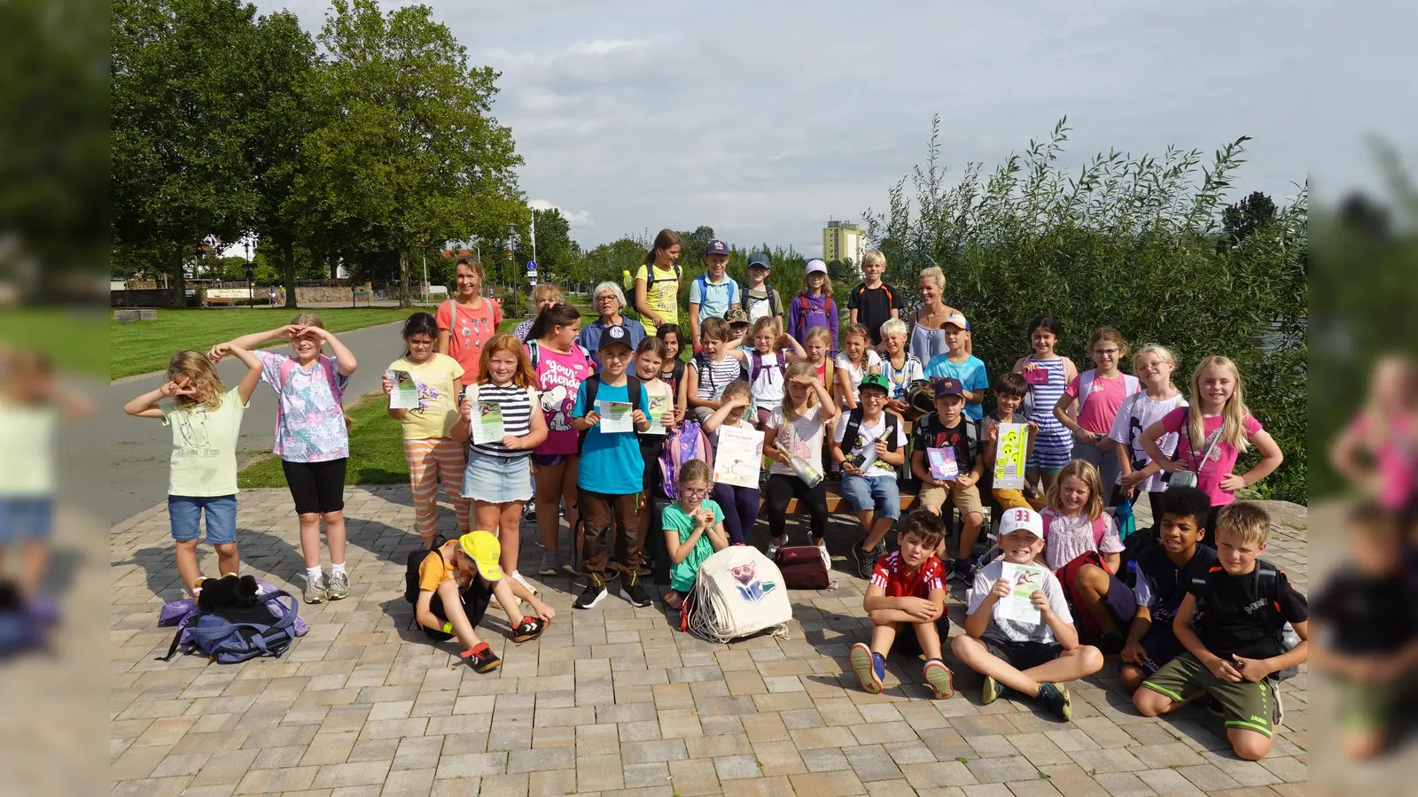 (v.l.) Alexandra Reen, Kathrin Flach (GS Lauenförde), Irmhild Pissors (Bücherei Beverungen) und Magdalena Börger (GS Lauenförde) freuen sich mit den Drittklässlern der Grundschule Lauenförde. (Foto: Beate Menge)