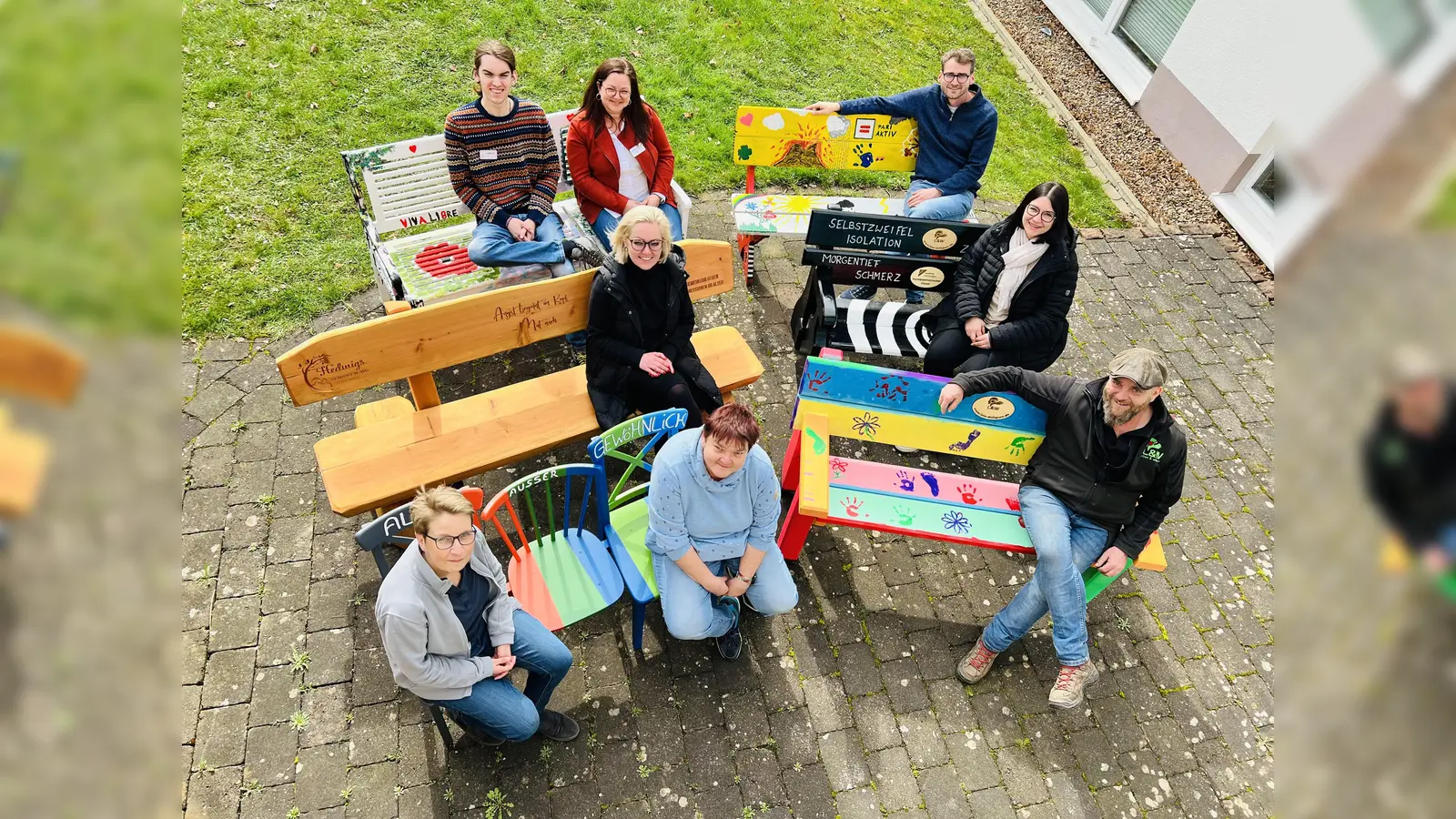 Die Organisator*innen der Wanderbank-Idee im Landkreis Holzminden auf den ganz unterschiedlich gestalteten Bänken, die bald überall im Landkreis zu finden sein werden. (Foto: Sven Wiegand (Tagesstätte Holzminden))
