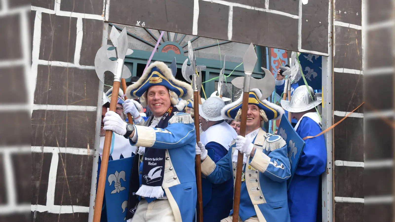 Angriff der Narren auf das Beverunger Rathaus (Foto: Barbara Siebrecht)
