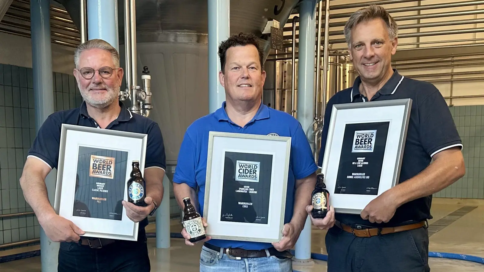 Die Kohlscheins mit ihrem langjährigen Braumeister Peter Schießl (Mitte, seit 21 Jahren bei der Warburger Brauerei), links im Bild Geschäftsführer Michael Kohlschein und rechts Geschäftsführer Franz-Axel Kohlschein. (Foto: privat)