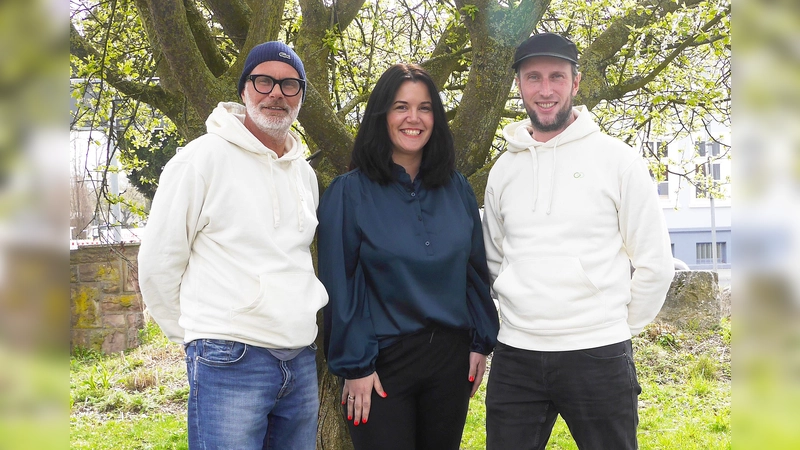 Freuen sich über weitere Botschafter für die neue Aktion „FerienZEIT“ von Projekt Begegnung (von links): Robert Hartmann, Sarah Austermühl und Peter Kamischke-Funk. (Foto: Burkhard Schwannecke)