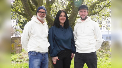 Freuen sich über weitere Botschafter für die neue Aktion „FerienZEIT“ von Projekt Begegnung (von links): Robert Hartmann, Sarah Austermühl und Peter Kamischke-Funk. (Foto: Burkhard Schwannecke)