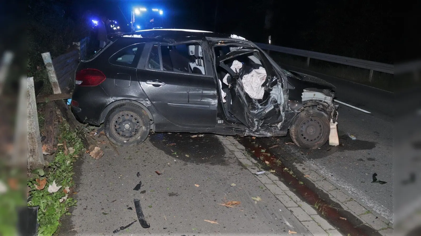 An dem Auto entstand Totalschaden. (Foto: Foto: Polizei)