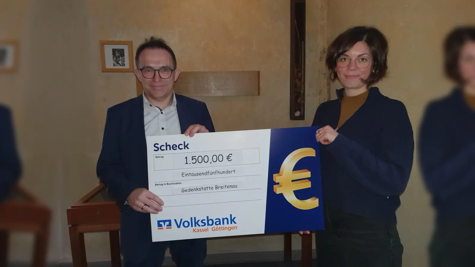 Bürgermeister Lars Obermann und Dr. Ann Katrin Düben bei der Spendenübergabe. (Foto: Stadt Immenhausen)