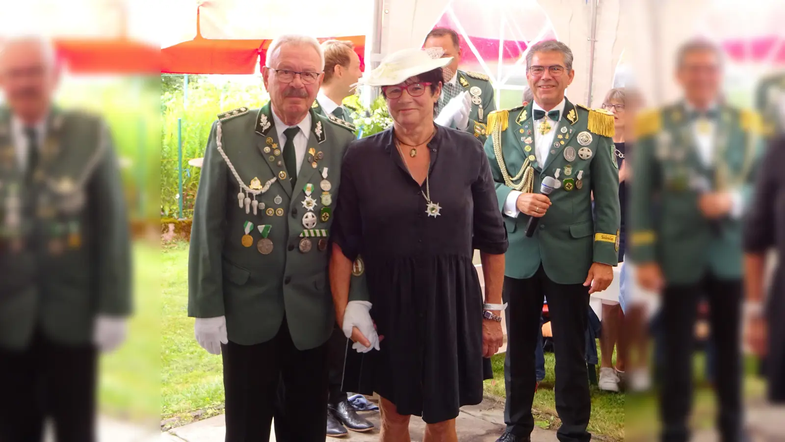 Oberst Matthias Sonntag ehrte die Jubilare Hans und Ursula Skoruppa. (Foto: Foto: St. Josef Dalhausen)