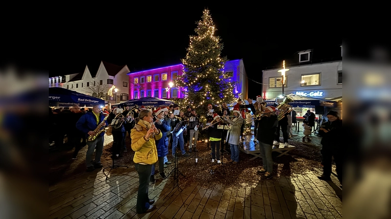 Die Stadtkapelle Bad Driburg sorgt für die passende musikalische Untermalung auf dem Bad Driburger Adventsmarkt. (Foto: Bad Driburger Touristik GmbH)