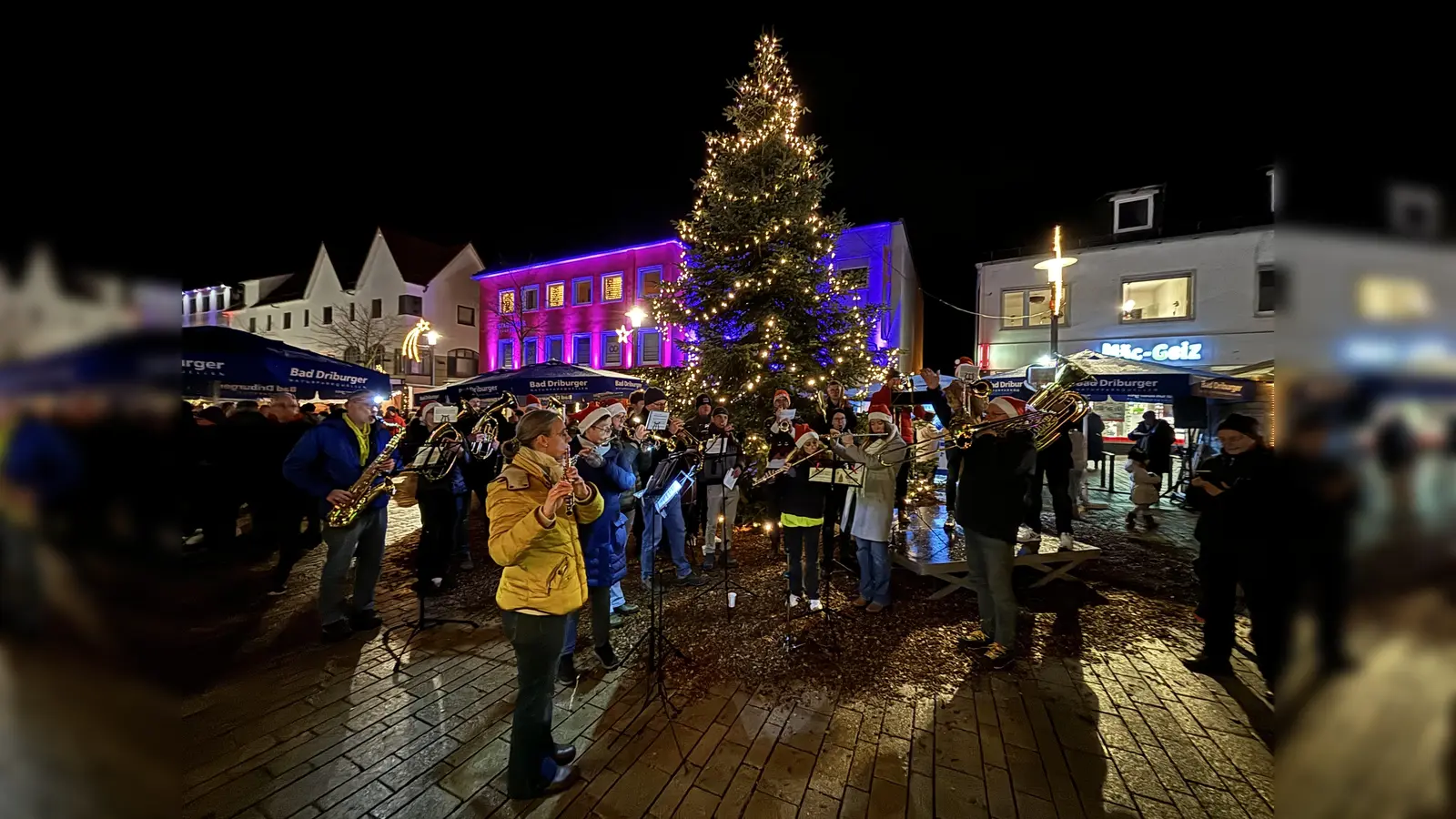 Die Stadtkapelle Bad Driburg sorgt für die passende musikalische Untermalung auf dem Bad Driburger Adventsmarkt. (Foto: Bad Driburger Touristik GmbH)