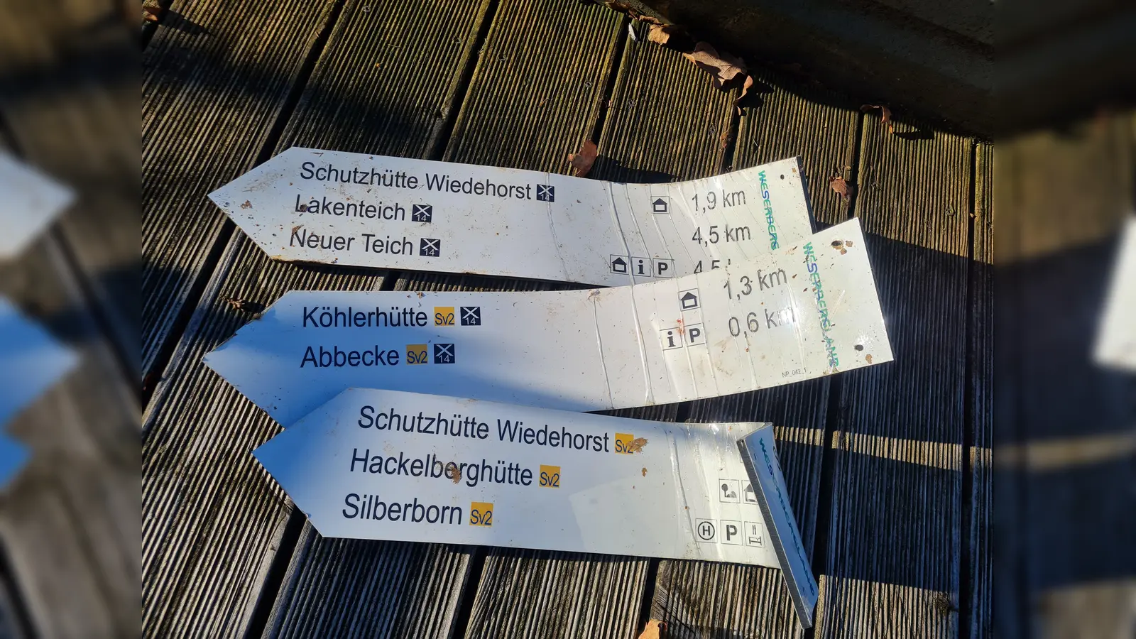 Beschädigte Wegweiser. (Foto: Naturpark Solling-Vogler)